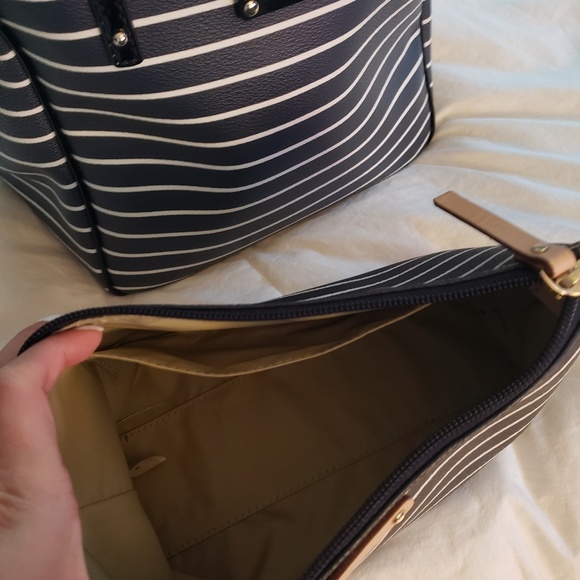 **SOLD** Kate Spade tote and pouch - Picture 5 of 6